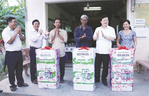 Phó Thủ tướng Trịnh đình Dũng tặng máở vùng hạn, mặn thuộc huyện Long Phú Phó Thủ tướng Trịnh đình Dũng tặng máở vùng hạn, mặn thuộc huyện Long Phú