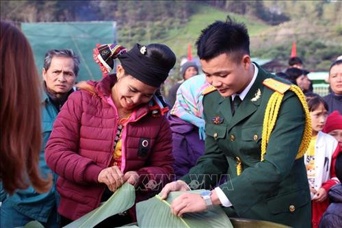 Các chiến sĩ và nhân dân địa phương tham gia gói bánh chưng tại chương trình. Ảnh: Diệp Anh – TTXVN Các chiến sĩ và nhân dân địa phương tham gia gói bánh chưng tại chương trình. Ảnh: Diệp Anh – TTXVN