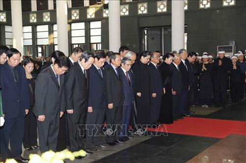 Đoàn Quốc hội nước Cộng hòa XHCN Việt Nam, do đồng chí Nguyễn Thị Kim Ngân, Ủy viên Bộ Chính trị, Chủ tịch Quốc hội làm Trưởng đoàn, viếng đồng chí Đỗ Mười. Ảnh: Trí Dũng – TTXVN Đoàn Quốc hội nước Cộng hòa XHCN Việt Nam, do đồng chí Nguyễn Thị Kim Ngân, Ủy viên Bộ Chính trị, Chủ tịch Quốc hội làm Trưởng đoàn, viếng đồng chí Đỗ Mười. Ảnh: Trí Dũng – TTXVN