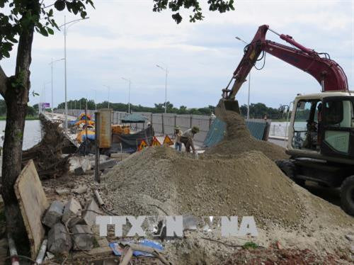 Thi công mở rộng cầu Phú Xuân, bắc qua sông Hương. Ảnh: Quốc Việt - TTXVN Thi công mở rộng cầu Phú Xuân, bắc qua sông Hương. Ảnh: Quốc Việt - TTXVN