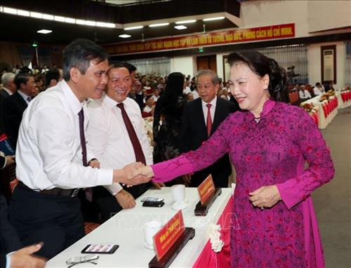 Chủ tịch Quốc hội Nguyễn Thị Kim Ngân với các đại biểu tham dự buổi lễ. Ảnh: Trọng Đức - TTXVN Chủ tịch Quốc hội Nguyễn Thị Kim Ngân với các đại biểu tham dự buổi lễ. Ảnh: Trọng Đức - TTXVN