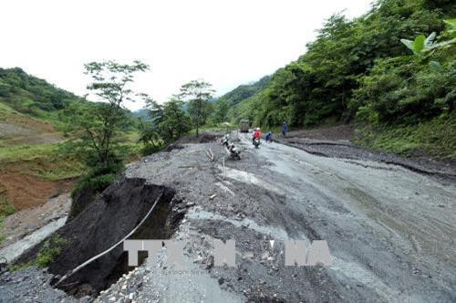 Một điểm sạt lở trên tuyến Quốc lộ 12 gây khó khăn cho người và các phương tiện tham gia giao thông. Ảnh: Phan Tuấn Anh - TTXVN
