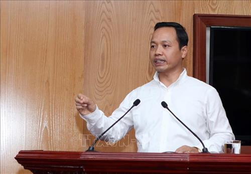 Chủ tịch UBND tỉnh Lai Châu Trần Tiến Dũng phát biểu báo cáo về phát triển kinh tế và kiến nghị, đề xuất với Bộ Chính trị và Ban Bí thư cần quan tâm, đầu tư phát triển kinh tế cũng như đảm bảo an ninh quốc phòng trên địa bàn. Ảnh: Quý Trung – TTXVN Chủ tịch UBND tỉnh Lai Châu Trần Tiến Dũng phát biểu báo cáo về phát triển kinh tế và kiến nghị, đề xuất với Bộ Chính trị và Ban Bí thư cần quan tâm, đầu tư phát triển kinh tế cũng như đảm bảo an ninh quốc phòng trên địa bàn. Ảnh: Quý Trung – TTXVN