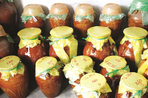 Những ghè rượu cần được làm để bán trong dịp Tết