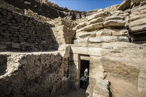 Lối vào ngôi mộ cổ mới được phát hiện tại Saqqara, Ai Cập ngày 15/12/2018. Ảnh: AFP/ TTXVN Lối vào ngôi mộ cổ mới được phát hiện tại Saqqara, Ai Cập ngày 15/12/2018. Ảnh: AFP/ TTXVN