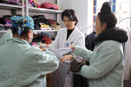 Bác sĩ Hương sáng lập gian hàng từ thiện tại bệnh viện, cung cấp cho người bệnh nhiều quần áo, giày dép và đồ dùng thiết yếu. Ảnh: Diệp Anh - TTXVN Bác sĩ Hương sáng lập gian hàng từ thiện tại bệnh viện, cung cấp cho người bệnh nhiều quần áo, giày dép và đồ dùng thiết yếu. Ảnh: Diệp Anh - TTXVN