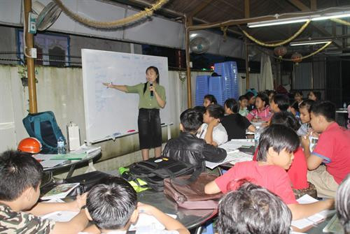 Lớp học miễn phí dành riêng cho con công nhân ở Đồng Nai. Ảnh: Lê Xuân - TTXVN Lớp học miễn phí dành riêng cho con công nhân ở Đồng Nai. Ảnh: Lê Xuân - TTXVN