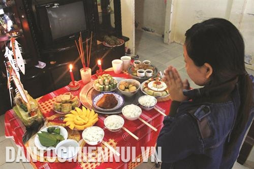 Mâm cơm cúng ông bà của gia đình bà Thạch Thị Kim Sang ở khóm 5, phường 9, thành phố Sóc Trăng (Sóc Trăng) Mâm cơm cúng ông bà của gia đình bà Thạch Thị Kim Sang ở khóm 5, phường 9, thành phố Sóc Trăng (Sóc Trăng)
