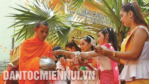 Đông đảo Phật tử Khmer Nam Bộ tham gia nghi thức đặt bát hội đến chư tăng Đông đảo Phật tử Khmer Nam Bộ tham gia nghi thức đặt bát hội đến chư tăng