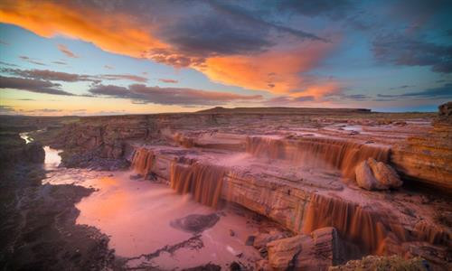 Vịt đuôi dài lặn xuống nước tìm mồi, chỉ còn phần đuôi nhô lên trên trong một buổi sáng mùa thu ở Toronto, Canada. Vịt đuôi dài thường kiếm được đủ thức ăn ở gần mặt nước, nhưng chúng cũng có thể lặn sâu đến 60 m. Bò sừng dài Texas trong buổi hoàng hôn ở Gainesville, Mỹ. Bò sừng dài là hậu duệ của những con bò đầu tiên mà người Tây Ban Nha mang đến châu Mỹ. Cảnh tượng ngoạn mục khi mặt trời lặn trên bãi biển Newport, California, được thiết bị bay không người lái chụp từ trên cao. Thái Bình Dương chi phối khí hậu ôn hòa ở khu vực này với mùa hè mát và mùa đông ấm hơn. Khỉ Nhật Bản, còn gọi là khỉ tuyết, chải lông cho nhau ở một suối nước nóng tự nhiên tại Jigokudani. Hành động này nhằm loại bỏ các loài bọ và da chết, đồng thời tăng cường mối liên kết xã hội. Chải lông ở suối nước nóng còn giúp chúng giữ ấm trong mùa đông. Cảnh hoàng hôn trên thác Grand Falls ở bang Arizona, Mỹ. "Cảnh tượng này cho thấy tác động của mưa mùa hè trên sa mạc. Những dòng chảy đục ngầu khiến thác nước này còn được mệnh danh là thác Chocolate", nhiếp ảnh gia Bernhard Michaelis giải thích. Màn sương dày bao phủ quanh tòa nhà Gate Towers tại Abu Dhabi, Các tiểu vương quốc Arab thống nhất (UAE) trong một buổi sáng mùa đông. Thợ lặn khám phá một hố sụt tự nhiên ở Cancun, bán đảo Yucatan, Mexico. Bán đảo Yucatan với hàng nghìn hố sụt tự nhiên là điểm đến yêu thích của những thợ lặn ưa thám hiểm. Cú xám lớn cất cánh từ một cành cây ở Cochrane, Alberta, Canada. "Tôi chụp ảnh lúc con chim xinh đẹp này đang đậu. Tôi không nghĩ nó sẽ bay thẳng về phía mình như thế. Đó là một khoảnh khắc tuyệt vời", nhiếp ảnh gia Victor Atelevich chia sẻ. Núi lửa Volcán de Fuego tại Guatemala phun trào. Ngọn núi cao hơn 3.600 m so với mực nước biển và vẫn hoạt động suốt hàng trăm năm nay. Đàn ngựa chạy xuyên qua làn tuyết trắng ở Hokkaido, Nhật Bản. Có thể ngựa không phải là loài vật điển hình gắn với Nhật Bản, nhưng chúng đã tồn tại ở quốc gia này khoảng 2.000 năm. Nhật Bản cũng sở hữu tổng cộng 8 giống ngựa thuần chủng. Vịt đuôi dài lặn xuống nước tìm mồi, chỉ còn phần đuôi nhô lên trên trong một buổi sáng mùa thu ở Toronto, Canada. Vịt đuôi dài thường kiếm được đủ thức ăn ở gần mặt nước, nhưng chúng cũng có thể lặn sâu đến 60 m. Bò sừng dài Texas trong buổi hoàng hôn ở Gainesville, Mỹ. Bò sừng dài là hậu duệ của những con bò đầu tiên mà người Tây Ban Nha mang đến châu Mỹ. Cảnh tượng ngoạn mục khi mặt trời lặn trên bãi biển Newport, California, được thiết bị bay không người lái chụp từ trên cao. Thái Bình Dương chi phối khí hậu ôn hòa ở khu vực này với mùa hè mát và mùa đông ấm hơn. Khỉ Nhật Bản, còn gọi là khỉ tuyết, chải lông cho nhau ở một suối nước nóng tự nhiên tại Jigokudani. Hành động này nhằm loại bỏ các loài bọ và da chết, đồng thời tăng cường mối liên kết xã hội. Chải lông ở suối nước nóng còn giúp chúng giữ ấm trong mùa đông. Cảnh hoàng hôn trên thác Grand Falls ở bang Arizona, Mỹ. "Cảnh tượng này cho thấy tác động của mưa mùa hè trên sa mạc. Những dòng chảy đục ngầu khiến thác nước này còn được mệnh danh là thác Chocolate", nhiếp ảnh gia Bernhard Michaelis giải thích. Màn sương dày bao phủ quanh tòa nhà Gate Towers tại Abu Dhabi, Các tiểu vương quốc Arab thống nhất (UAE) trong một buổi sáng mùa đông. Thợ lặn khám phá một hố sụt tự nhiên ở Cancun, bán đảo Yucatan, Mexico. Bán đảo Yucatan với hàng nghìn hố sụt tự nhiên là điểm đến yêu thích của những thợ lặn ưa thám hiểm. Cú xám lớn cất cánh từ một cành cây ở Cochrane, Alberta, Canada. "Tôi chụp ảnh lúc con chim xinh đẹp này đang đậu. Tôi không nghĩ nó sẽ bay thẳng về phía mình như thế. Đó là một khoảnh khắc tuyệt vời", nhiếp ảnh gia Victor Atelevich chia sẻ. Núi lửa Volcán de Fuego tại Guatemala phun trào. Ngọn núi cao hơn 3.600 m so với mực nước biển và vẫn hoạt động suốt hàng trăm năm nay. Đàn ngựa chạy xuyên qua làn tuyết trắng ở Hokkaido, Nhật Bản. Có thể ngựa không phải là loài vật điển hình gắn với Nhật Bản, nhưng chúng đã tồn tại ở quốc gia này khoảng 2.000 năm. Nhật Bản cũng sở hữu tổng cộng 8 giống ngựa thuần chủng.