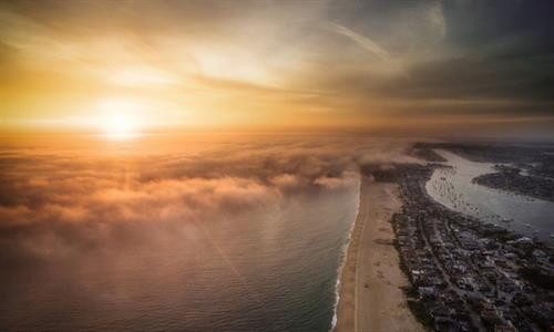 Vịt đuôi dài lặn xuống nước tìm mồi, chỉ còn phần đuôi nhô lên trên trong một buổi sáng mùa thu ở Toronto, Canada. Vịt đuôi dài thường kiếm được đủ thức ăn ở gần mặt nước, nhưng chúng cũng có thể lặn sâu đến 60 m. Bò sừng dài Texas trong buổi hoàng hôn ở Gainesville, Mỹ. Bò sừng dài là hậu duệ của những con bò đầu tiên mà người Tây Ban Nha mang đến châu Mỹ. Cảnh tượng ngoạn mục khi mặt trời lặn trên bãi biển Newport, California, được thiết bị bay không người lái chụp từ trên cao. Thái Bình Dương chi phối khí hậu ôn hòa ở khu vực này với mùa hè mát và mùa đông ấm hơn. Khỉ Nhật Bản, còn gọi là khỉ tuyết, chải lông cho nhau ở một suối nước nóng tự nhiên tại Jigokudani. Hành động này nhằm loại bỏ các loài bọ và da chết, đồng thời tăng cường mối liên kết xã hội. Chải lông ở suối nước nóng còn giúp chúng giữ ấm trong mùa đông. Cảnh hoàng hôn trên thác Grand Falls ở bang Arizona, Mỹ. "Cảnh tượng này cho thấy tác động của mưa mùa hè trên sa mạc. Những dòng chảy đục ngầu khiến thác nước này còn được mệnh danh là thác Chocolate", nhiếp ảnh gia Bernhard Michaelis giải thích. Màn sương dày bao phủ quanh tòa nhà Gate Towers tại Abu Dhabi, Các tiểu vương quốc Arab thống nhất (UAE) trong một buổi sáng mùa đông. Thợ lặn khám phá một hố sụt tự nhiên ở Cancun, bán đảo Yucatan, Mexico. Bán đảo Yucatan với hàng nghìn hố sụt tự nhiên là điểm đến yêu thích của những thợ lặn ưa thám hiểm. Cú xám lớn cất cánh từ một cành cây ở Cochrane, Alberta, Canada. "Tôi chụp ảnh lúc con chim xinh đẹp này đang đậu. Tôi không nghĩ nó sẽ bay thẳng về phía mình như thế. Đó là một khoảnh khắc tuyệt vời", nhiếp ảnh gia Victor Atelevich chia sẻ. Núi lửa Volcán de Fuego tại Guatemala phun trào. Ngọn núi cao hơn 3.600 m so với mực nước biển và vẫn hoạt động suốt hàng trăm năm nay. Đàn ngựa chạy xuyên qua làn tuyết trắng ở Hokkaido, Nhật Bản. Có thể ngựa không phải là loài vật điển hình gắn với Nhật Bản, nhưng chúng đã tồn tại ở quốc gia này khoảng 2.000 năm. Nhật Bản cũng sở hữu tổng cộng 8 giống ngựa thuần chủng. Vịt đuôi dài lặn xuống nước tìm mồi, chỉ còn phần đuôi nhô lên trên trong một buổi sáng mùa thu ở Toronto, Canada. Vịt đuôi dài thường kiếm được đủ thức ăn ở gần mặt nước, nhưng chúng cũng có thể lặn sâu đến 60 m. Bò sừng dài Texas trong buổi hoàng hôn ở Gainesville, Mỹ. Bò sừng dài là hậu duệ của những con bò đầu tiên mà người Tây Ban Nha mang đến châu Mỹ. Cảnh tượng ngoạn mục khi mặt trời lặn trên bãi biển Newport, California, được thiết bị bay không người lái chụp từ trên cao. Thái Bình Dương chi phối khí hậu ôn hòa ở khu vực này với mùa hè mát và mùa đông ấm hơn. Khỉ Nhật Bản, còn gọi là khỉ tuyết, chải lông cho nhau ở một suối nước nóng tự nhiên tại Jigokudani. Hành động này nhằm loại bỏ các loài bọ và da chết, đồng thời tăng cường mối liên kết xã hội. Chải lông ở suối nước nóng còn giúp chúng giữ ấm trong mùa đông. Cảnh hoàng hôn trên thác Grand Falls ở bang Arizona, Mỹ. "Cảnh tượng này cho thấy tác động của mưa mùa hè trên sa mạc. Những dòng chảy đục ngầu khiến thác nước này còn được mệnh danh là thác Chocolate", nhiếp ảnh gia Bernhard Michaelis giải thích. Màn sương dày bao phủ quanh tòa nhà Gate Towers tại Abu Dhabi, Các tiểu vương quốc Arab thống nhất (UAE) trong một buổi sáng mùa đông. Thợ lặn khám phá một hố sụt tự nhiên ở Cancun, bán đảo Yucatan, Mexico. Bán đảo Yucatan với hàng nghìn hố sụt tự nhiên là điểm đến yêu thích của những thợ lặn ưa thám hiểm. Cú xám lớn cất cánh từ một cành cây ở Cochrane, Alberta, Canada. "Tôi chụp ảnh lúc con chim xinh đẹp này đang đậu. Tôi không nghĩ nó sẽ bay thẳng về phía mình như thế. Đó là một khoảnh khắc tuyệt vời", nhiếp ảnh gia Victor Atelevich chia sẻ. Núi lửa Volcán de Fuego tại Guatemala phun trào. Ngọn núi cao hơn 3.600 m so với mực nước biển và vẫn hoạt động suốt hàng trăm năm nay. Đàn ngựa chạy xuyên qua làn tuyết trắng ở Hokkaido, Nhật Bản. Có thể ngựa không phải là loài vật điển hình gắn với Nhật Bản, nhưng chúng đã tồn tại ở quốc gia này khoảng 2.000 năm. Nhật Bản cũng sở hữu tổng cộng 8 giống ngựa thuần chủng.