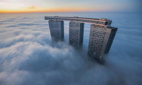 Vịt đuôi dài lặn xuống nước tìm mồi, chỉ còn phần đuôi nhô lên trên trong một buổi sáng mùa thu ở Toronto, Canada. Vịt đuôi dài thường kiếm được đủ thức ăn ở gần mặt nước, nhưng chúng cũng có thể lặn sâu đến 60 m. Bò sừng dài Texas trong buổi hoàng hôn ở Gainesville, Mỹ. Bò sừng dài là hậu duệ của những con bò đầu tiên mà người Tây Ban Nha mang đến châu Mỹ. Cảnh tượng ngoạn mục khi mặt trời lặn trên bãi biển Newport, California, được thiết bị bay không người lái chụp từ trên cao. Thái Bình Dương chi phối khí hậu ôn hòa ở khu vực này với mùa hè mát và mùa đông ấm hơn. Khỉ Nhật Bản, còn gọi là khỉ tuyết, chải lông cho nhau ở một suối nước nóng tự nhiên tại Jigokudani. Hành động này nhằm loại bỏ các loài bọ và da chết, đồng thời tăng cường mối liên kết xã hội. Chải lông ở suối nước nóng còn giúp chúng giữ ấm trong mùa đông. Cảnh hoàng hôn trên thác Grand Falls ở bang Arizona, Mỹ. "Cảnh tượng này cho thấy tác động của mưa mùa hè trên sa mạc. Những dòng chảy đục ngầu khiến thác nước này còn được mệnh danh là thác Chocolate", nhiếp ảnh gia Bernhard Michaelis giải thích. Màn sương dày bao phủ quanh tòa nhà Gate Towers tại Abu Dhabi, Các tiểu vương quốc Arab thống nhất (UAE) trong một buổi sáng mùa đông. Thợ lặn khám phá một hố sụt tự nhiên ở Cancun, bán đảo Yucatan, Mexico. Bán đảo Yucatan với hàng nghìn hố sụt tự nhiên là điểm đến yêu thích của những thợ lặn ưa thám hiểm. Cú xám lớn cất cánh từ một cành cây ở Cochrane, Alberta, Canada. "Tôi chụp ảnh lúc con chim xinh đẹp này đang đậu. Tôi không nghĩ nó sẽ bay thẳng về phía mình như thế. Đó là một khoảnh khắc tuyệt vời", nhiếp ảnh gia Victor Atelevich chia sẻ. Núi lửa Volcán de Fuego tại Guatemala phun trào. Ngọn núi cao hơn 3.600 m so với mực nước biển và vẫn hoạt động suốt hàng trăm năm nay. Đàn ngựa chạy xuyên qua làn tuyết trắng ở Hokkaido, Nhật Bản. Có thể ngựa không phải là loài vật điển hình gắn với Nhật Bản, nhưng chúng đã tồn tại ở quốc gia này khoảng 2.000 năm. Nhật Bản cũng sở hữu tổng cộng 8 giống ngựa thuần chủng. Vịt đuôi dài lặn xuống nước tìm mồi, chỉ còn phần đuôi nhô lên trên trong một buổi sáng mùa thu ở Toronto, Canada. Vịt đuôi dài thường kiếm được đủ thức ăn ở gần mặt nước, nhưng chúng cũng có thể lặn sâu đến 60 m. Bò sừng dài Texas trong buổi hoàng hôn ở Gainesville, Mỹ. Bò sừng dài là hậu duệ của những con bò đầu tiên mà người Tây Ban Nha mang đến châu Mỹ. Cảnh tượng ngoạn mục khi mặt trời lặn trên bãi biển Newport, California, được thiết bị bay không người lái chụp từ trên cao. Thái Bình Dương chi phối khí hậu ôn hòa ở khu vực này với mùa hè mát và mùa đông ấm hơn. Khỉ Nhật Bản, còn gọi là khỉ tuyết, chải lông cho nhau ở một suối nước nóng tự nhiên tại Jigokudani. Hành động này nhằm loại bỏ các loài bọ và da chết, đồng thời tăng cường mối liên kết xã hội. Chải lông ở suối nước nóng còn giúp chúng giữ ấm trong mùa đông. Cảnh hoàng hôn trên thác Grand Falls ở bang Arizona, Mỹ. "Cảnh tượng này cho thấy tác động của mưa mùa hè trên sa mạc. Những dòng chảy đục ngầu khiến thác nước này còn được mệnh danh là thác Chocolate", nhiếp ảnh gia Bernhard Michaelis giải thích. Màn sương dày bao phủ quanh tòa nhà Gate Towers tại Abu Dhabi, Các tiểu vương quốc Arab thống nhất (UAE) trong một buổi sáng mùa đông. Thợ lặn khám phá một hố sụt tự nhiên ở Cancun, bán đảo Yucatan, Mexico. Bán đảo Yucatan với hàng nghìn hố sụt tự nhiên là điểm đến yêu thích của những thợ lặn ưa thám hiểm. Cú xám lớn cất cánh từ một cành cây ở Cochrane, Alberta, Canada. "Tôi chụp ảnh lúc con chim xinh đẹp này đang đậu. Tôi không nghĩ nó sẽ bay thẳng về phía mình như thế. Đó là một khoảnh khắc tuyệt vời", nhiếp ảnh gia Victor Atelevich chia sẻ. Núi lửa Volcán de Fuego tại Guatemala phun trào. Ngọn núi cao hơn 3.600 m so với mực nước biển và vẫn hoạt động suốt hàng trăm năm nay. Đàn ngựa chạy xuyên qua làn tuyết trắng ở Hokkaido, Nhật Bản. Có thể ngựa không phải là loài vật điển hình gắn với Nhật Bản, nhưng chúng đã tồn tại ở quốc gia này khoảng 2.000 năm. Nhật Bản cũng sở hữu tổng cộng 8 giống ngựa thuần chủng.