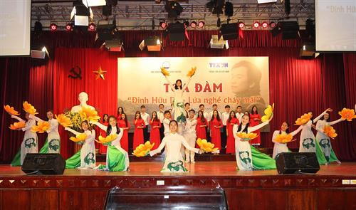 Biểu diễn văn nghệ chào mừng. Ảnh: Quốc Khánh - TTXVN Biểu diễn văn nghệ chào mừng. Ảnh: Quốc Khánh - TTXVN