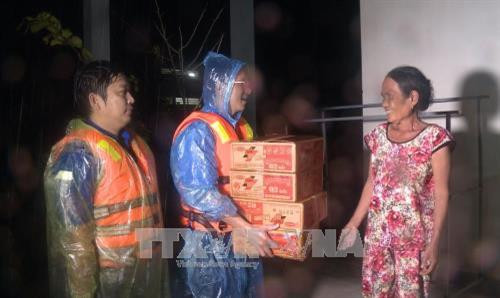 Tỉnh đoàn Quảng Ngãi thăm hỏi, hỗ trợ quà cho người dân vùng lũ. Ảnh: Phước Ngọc - TTXVN Tỉnh đoàn Quảng Ngãi thăm hỏi, hỗ trợ quà cho người dân vùng lũ. Ảnh: Phước Ngọc - TTXVN