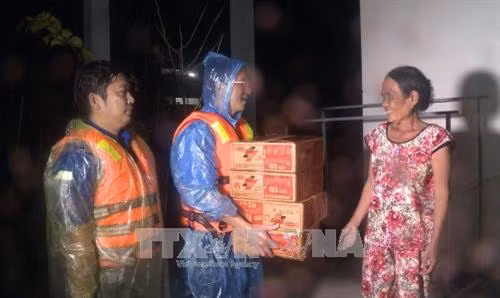 Tỉnh đoàn Quảng Ngãi thăm hỏi, hỗ trợ quà cho người dân vùng lũ. Ảnh: Phước Ngọc - TTXVN