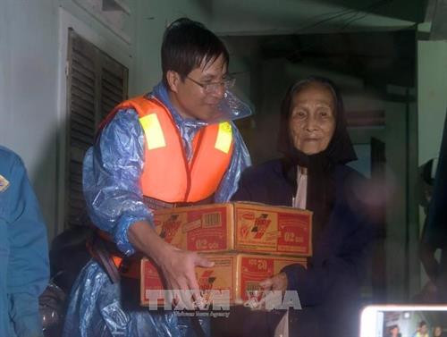 Tỉnh đoàn Quảng Ngãi thăm hỏi, hỗ trợ quà cho người dân vùng lũ. Ảnh: Phước Ngọc - TTXVN Tỉnh đoàn Quảng Ngãi thăm hỏi, hỗ trợ quà cho người dân vùng lũ. Ảnh: Phước Ngọc - TTXVN
