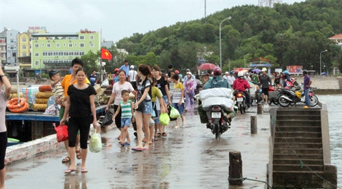 Khách du lịch ở đảo Cô Tô. Ảnh: Nguyễn Hoàng - TTXVN Khách du lịch ở đảo Cô Tô. Ảnh: Nguyễn Hoàng - TTXVN