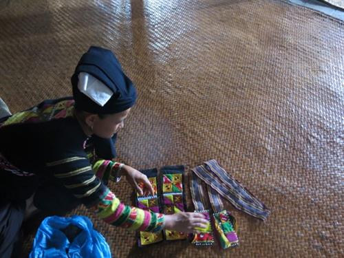 Phần thân áo, tay áo được trang trí kỳ công bằng kỹ thuật ghép vải tài tình. Phần thân áo, tay áo được trang trí kỳ công bằng kỹ thuật ghép vải tài tình.