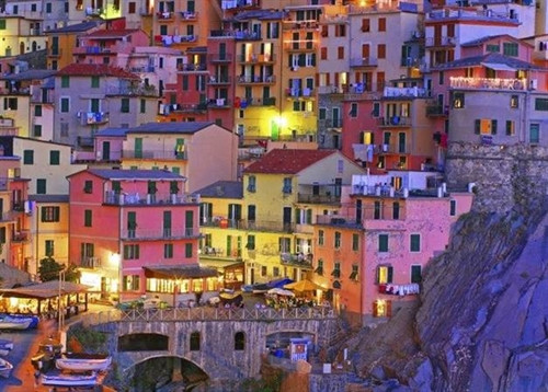 1. Đường phố ở thị trấn Spello Spello là một thị trấn nhỏ dễ thương với các kiến trúc thời Trung cổ và Phục hưng. Những hẻm nhỏ lát đá sỏi hoặc những cây cầu bằng đá nhỏ. 2. Galuppi, Burano, Ý Burano là một hòn đảo nhỏ nằm trong đầm phá Venice, nơi nổi tiếng với những ngôi nhà đủ màu sắc! 3. Corso Santa Anastasia, Verona, Ý Trong mỗi thị trấn lớn nhỏ, bạn có thể tìm thấy những con đường có bán đủ thứ và làm bạn kinh ngạc bởi kiến trúc quá đẹp của chúng. 4. Dolceacqua, Liguria. Con đường ở Dolceacqua này là một ví dụ điển hình của đường phố Ý, vì nó có sự pha trộn hoàn hảo các chi tiết mộc mạc. 5. Amalfi, Campania Amalfi là một điểm đến rất phổ biến, đặc biệt vào mùa hè nhờ có bờ biển dài và những con đường cực kỳ đẹp. 6. Đường Monte Pertica ở Alberobello, tỉnh Bari Đường Monte Pertica không có gì ngoài sự thôi miên, mọi thứ đều khiến bạn không thể rời mắt được. 7. Sorno, Tuscany Sorno sẽ là một con đường nữa ở Ý được trang trí bằng hoa và chậu hoa. Chúng sẽ làm bạn phải mỉm cười thích thú. 8. Molfetta, Puglia Con đường ở Molfetta là sự kết hợp giữa hiện đại và mộc mạc làm say đắm bất kỳ du khách nào. 9. Caruggi, Liguria Đường phố ở Caruggi ẩn rất nhiều cầu thang thách thức bất kỳ du khách nào. Dù vậy dừng lo lắng vì có rất nhiều quán cà phê để bạn dừng chân khi cần. 10. Bassiano, Lazio Bassiano là một khu phố nhỏ với những bức tường đá tạo cảm giác mát rượi. 1. Đường phố ở thị trấn Spello Spello là một thị trấn nhỏ dễ thương với các kiến trúc thời Trung cổ và Phục hưng. Những hẻm nhỏ lát đá sỏi hoặc những cây cầu bằng đá nhỏ. 2. Galuppi, Burano, Ý Burano là một hòn đảo nhỏ nằm trong đầm phá Venice, nơi nổi tiếng với những ngôi nhà đủ màu sắc! 3. Corso Santa Anastasia, Verona, Ý Trong mỗi thị trấn lớn nhỏ, bạn có thể tìm thấy những con đường có bán đủ thứ và làm bạn kinh ngạc bởi kiến trúc quá đẹp của chúng. 4. Dolceacqua, Liguria. Con đường ở Dolceacqua này là một ví dụ điển hình của đường phố Ý, vì nó có sự pha trộn hoàn hảo các chi tiết mộc mạc. 5. Amalfi, Campania Amalfi là một điểm đến rất phổ biến, đặc biệt vào mùa hè nhờ có bờ biển dài và những con đường cực kỳ đẹp. 6. Đường Monte Pertica ở Alberobello, tỉnh Bari Đường Monte Pertica không có gì ngoài sự thôi miên, mọi thứ đều khiến bạn không thể rời mắt được. 7. Sorno, Tuscany Sorno sẽ là một con đường nữa ở Ý được trang trí bằng hoa và chậu hoa. Chúng sẽ làm bạn phải mỉm cười thích thú. 8. Molfetta, Puglia Con đường ở Molfetta là sự kết hợp giữa hiện đại và mộc mạc làm say đắm bất kỳ du khách nào. 9. Caruggi, Liguria Đường phố ở Caruggi ẩn rất nhiều cầu thang thách thức bất kỳ du khách nào. Dù vậy dừng lo lắng vì có rất nhiều quán cà phê để bạn dừng chân khi cần. 10. Bassiano, Lazio Bassiano là một khu phố nhỏ với những bức tường đá tạo cảm giác mát rượi.