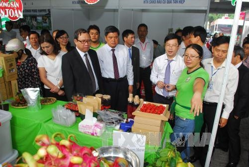 Khách tham quan và mua sắm tại phiên chợ “Địa chỉ xanh, sản phẩm sạch của các hợp tác xã nông nghiệp”. Ảnh: Mạnh Linh-TTXVN Khách tham quan và mua sắm tại phiên chợ “Địa chỉ xanh, sản phẩm sạch của các hợp tác xã nông nghiệp”. Ảnh: Mạnh Linh-TTXVN