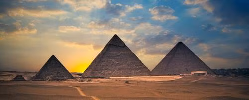 Nguyên nhân cái chết của Vua Tutankhamun: Vua Tutankhamun là một trong những vị pharaoh nổi tiếng của Ai Cập dù qua đời khi còn trẻ. Theo ảnh chụp X-quang và chụp cắt lớp CT xác ướp, nhà vua bị thương khá nặng ở xương sườn và bị gãy một chân. Điều này dẫn tới kết luận rằng nhà vua chết do bị một xe ngựa đâm phải. Ảnh: MomJunction. Tuy nhiên, nhiều giả thuyết khác đã được đưa ra. Nguyên nhân cái chết của Vua Tutankhamun có thể là từ một cú đá của ngựa kéo xe, hay thậm chí từ một vụ tấn công của hà mã. Một số xương sườn của nhà vua đã biến mất, có thể là do vụ tai nạn, cũng có thể là do bị bọn trộm mộ cắt bỏ để lấy đá quý trong lồng ngực. Ảnh: The Independent. Một giả thuyết thú vị khác của giáo sư Albert Zink dựa trên hơn 2.000 bản quét máy tính và kiểm tra ADN của dòng họ Tutankhamun cho thấy tai nạn xe ngựa là điều khó có thể xảy ra. Lý do là nhà vua bị khoèo chân bẩm sinh. Giáo sư cho rằng Vua Tutankhamun chết trẻ là do cơ thể yếu ớt bẩm sinh (kết quả của hôn nhân nội tộc). Bên cạnh đó, nhà vua còn mắc sốt rét. Tuy nhiên, ngay cả giáo sư Zink cũng thừa nhận ông không thể chắc chắn đó là nguyên nhân vua qua đời. Đến nay, điều này vẫn còn là một bí ẩn. Ảnh: Ancient Origins. Tên gốc của nhân sư: Suốt nhiều thế kỷ, tượng nhân sư bị chôn vùi dưới cát. Cho tới năm 1817, đầu tượng mới nhô ra khỏi cát. Nhờ nhà khảo cổ Mark Lehner, chúng ta đã biết ai dựng tượng (Pharaoh Khafre), cách xây dựng và thời gian xây dựng (ít nhất ba năm). Ngoài những điều này, tất cả về nhân sư đều còn là dấu hỏi. Ảnh: World-mysteries. Trước hết, chúng ta không biết người Ai Cập cổ gọi biểu tượng này là gì. “Sphinx” (nhân sư) là một thuật ngữ tiếng Hy Lạp chưa tồn tại vào thời Pharaoh Khafre xây dựng công trình này. Ngoài ra, ý nghĩa thực sự của nhân sư cũng chưa được làm rõ. Thần Ruti của Ai Cập cổ có hình dạng như hai con sư tử gắn liền ở lưng, bảo vệ lối vào thế giới bên kia. Điều này nghe khá giống nhân sư, nhưng bức tượng thiếu đi chiếc đầu thứ hai để có thể khẳng định giả thuyết này. Ảnh: Truth Control. Xác ướp đau khổ: Xác ướp có mồm mở ra như đang hét lên không phải điều hiếm gặp. Đây là kết quả của nghi lễ đặc biệt giúp các linh hồn ăn, uống và thở dễ dàng hơn khi qua thế giới bên kia. Tuy nhiên, xác ướp có tên "Unknown Man E" được phát hiện năm 1886 gây ấn tượng mạnh do có vẻ như đang thét lên trong đau đớn. Một số nhà nghiên cứu cho rằng người đàn ông này đã bị đầu độc hoặc chôn sống. Số khác cho rằng đây là một hoàng tử người Hittite bị giết. Ảnh: Ancient Origins. Một giả thuyết khác cho rằng đây có thể là Hoàng tử Pentewere, người bị xử tử do lên kế hoạch ám sát vua cha mình - Pharaoh Ramses III. Đó có thể là lý do vì sao xác ướp bị bọc trong da cừu - dấu hiệu cho thấy người chết đã làm điều xấu xa. Đồng thời, người này không có bia mộ, như thế anh ta không thể sang thế giới bên kia - sự trừng phạt tồi tệ nhất với người Ai Cập cổ. Não của anh ta vẫn ở trong hộp sọ, xác không được làm khô, và nhựa cây được đổ vào họng thay vì trong sọ. Tuy nhiên, đây chỉ là một giả thuyết và chưa có bằng chứng xác thực. Ảnh: Daily Mail. Số phận của Nữ hoàng Nefertiti: Ngoài Cleopatra, khó có phụ nữ Ai Cập cổ nào nổi tiếng hơn Nữ hoàng Nefertiti. Bà trị vì cạnh Pharaoh Akhenaten suốt nhiều năm trời, cho tới khi đột ngột biến mất. Sau năm 1336 trước Công nguyên, các ghi chép đều không hề nhắc tới chuyện gì đã xảy ra với bà. Chúng ta cũng chưa tìm thấy lăng mộ hay xác ướp của Nữ hoàng. Ảnh: CNN. Số buồng trong Đại kim tự tháp Giza: Đến nay, chúng ta vẫn chưa biết bên trong kỳ quan cổ đại này có những gì ngoài ba buồng chính của vua, nữ hoàng và sảnh lớn. Gần đây, các nhà khoa học đã áp dụng nhiều phương pháp tiên tiến và phát hiện ra một số buồng mới trong kim tự tháp. Ảnh: ScienceAlert. Từ năm 1993, nhiều robot nhỏ đã được đưa vào trong kim tự tháp để khám phá. Chúng đem lại những hình ảnh về các đường hầm bí ẩn chưa từng được phát hiện. Những đường hầm này quá nhỏ cho các mục đích sử dụng thông thường. Tuy nhiên, chúng cho thấy vẫn còn nhiều điều bí ẩn trong kim tự tháp hơn ta tưởng. Ảnh: History. Hải tộc: Theo bách khoa lịch sử cổ đại Ai Cập, hải tộc là nhóm cướp biển tung hoành khắp Địa Trung Hải. Một trong những mục tiêu chính của chúng là Ai Cập. Ngoài một vài dòng mô tả ngắn gọn, sử sách của Ai Cập không nhắc gì đến những kẻ xâm lăng từ biển này. Tài liệu thời Ramses II có nhắc tới hải tộc. Nhóm người này liên kết với dân Hittite nhưng cũng là lính đánh thuê của Vua Ramses. Ảnh: Pinterest. Người được chôn ở Qurna: Năm 1908, nhà Ai Cập học Flinders Petrie phát hiện ra một khu lăng mộ hoàng gia. Hai quan tài trong mộ có niên đại trước thời vua Tut khoảng 250 năm. Một xác ướp là phụ nữ và một xác ướp là trẻ em, có thể là con của người phụ nữ này. Cả hai đều đeo trang sức bằng vàng và ngà voi, thể hiện tầm quan trọng của họ. Tuy nhiên, các mô tả trong mộ về thân phận của họ đã bị hư hại nặng, chỉ biết rằng đây là nơi chôn vợ của vua. Ảnh: Artnetnews.