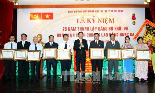 Phó Chủ tịch UBND Thành phố Hồ Chí Minh Trần Vĩnh Tuyến trao tặng Bằng khen của Chủ tịch UBND Thành phố cho 10 cá nhân thuộc Đảng bộ Khối Doanh nghiệp Thương mại Trung ương tại Thành phố Hồ Chí Minh có thành tích xuất sắc trong hoạt động sản xuất kinh doanh. Ảnh: Thanh Vũ-TTXVN