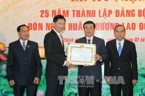 Phó Chủ tịch UBND Thành phố Hồ Chí Minh Trần Vĩnh Tuyến trao tặng Bằng khen của Thành ủy Thành phố Hồ Chí Minh cho Đảng bộ Khối Doanh nghiệp Thương mại Trung ương tại Thành phố Hồ Chí Minh. Ảnh: Thanh Vũ-TTXVN