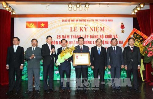 Phó Chủ tịch UBND Thành phố Hồ Chí Minh Trần Vĩnh Tuyến trao tặng Huân chương Lao động hạng Ba của Chủ tịch nước cho Đảng bộ Khối Doanh nghiệp Thương mại Trung ương tại Thành phố Hồ Chí Minh. Ảnh: Thanh Vũ-TTXVN