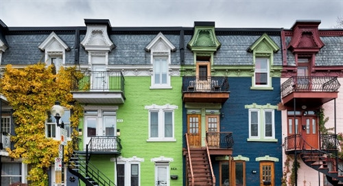 Lá vàng xen lẫn, điểm tô những ngôi nhà cổ kính tạo nên khung cảnh độc đáo. Lá vàng xen lẫn, điểm tô những ngôi nhà cổ kính tạo nên khung cảnh độc đáo.