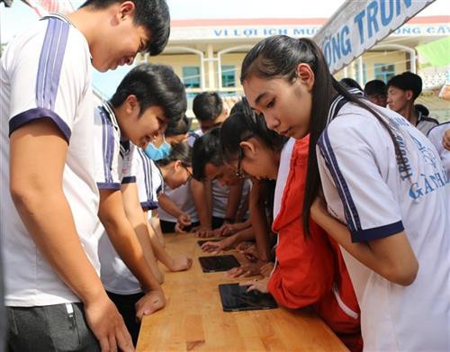 Học sinh hào hứng tham quan Triển lãm số “Hoàng Sa, Trường Sa của Việt Nam - Những bằng chứng lịch sử và pháp lý”. Ảnh: Nhật Bình - TTXVN Học sinh hào hứng tham quan Triển lãm số “Hoàng Sa, Trường Sa của Việt Nam - Những bằng chứng lịch sử và pháp lý”. Ảnh: Nhật Bình - TTXVN