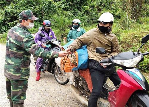 Cán bộ chiến sĩ Đồn Biên phòng Đức Long, huyện Thạch An (Cao Bằng) kiểm soát, yêu cầu người dân chấp hành nghiêm việc cách ly toàn xã hội. Ảnh: Quốc Đạt - TTXVN Cán bộ chiến sĩ Đồn Biên phòng Đức Long, huyện Thạch An (Cao Bằng) kiểm soát, yêu cầu người dân chấp hành nghiêm việc cách ly toàn xã hội. Ảnh: Quốc Đạt - TTXVN