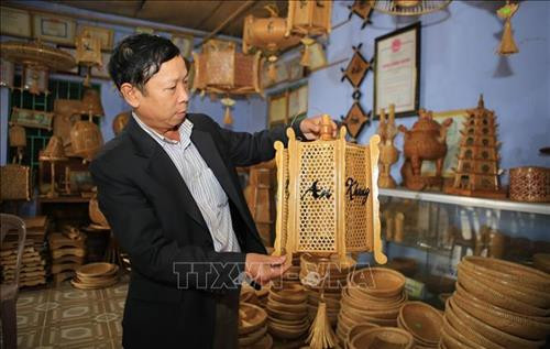 Cửa hàng trưng bày sản phẩm của làng nghề mây tre đan Bao La. Ảnh: Hồ Cầu-TTXVN Cửa hàng trưng bày sản phẩm của làng nghề mây tre đan Bao La. Ảnh: Hồ Cầu-TTXVN