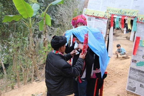 Sau khi qua cổng "kiáu chai", cô dâu được cởi tấm khăn phủ che người. Sau khi qua cổng "kiáu chai", cô dâu được cởi tấm khăn phủ che người.