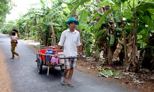 Người dân tại những vùng khô hạn ở Cà Mau phải đi lấy nước sinh hoạt cách xa nơi ở tới vài km. Ảnh: TTXVN