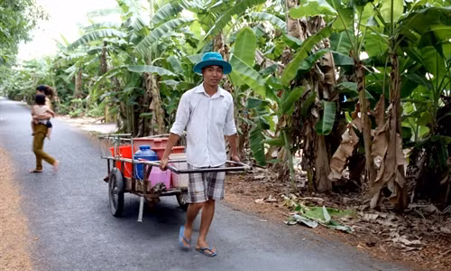 Người dân tại những vùng khô hạn ở Cà Mau phải đi lấy nước sinh hoạt cách xa nơi ở tới vài km. Ảnh: TTXVN