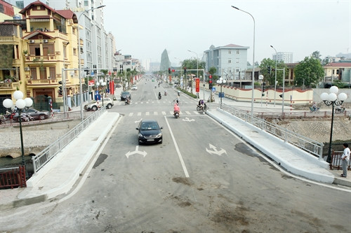 Tuyến đường Lê Trọng Tấn, đoạn từ đường Tôn Thất Tùng tới sông Lừ sau khi được mở rộng góp phần giải tỏa tình trạng ùn tắc giao thông và xây dựng tuyến phố văn minh, hiện đại. Ảnh: Huy Hùng- TTXVN