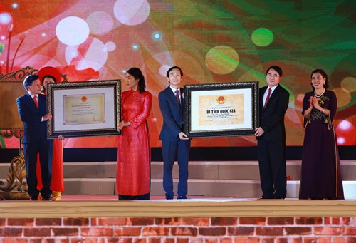 Lễ đón nhận Quyết định công nhận Di sản văn hóa phi vật thể - Lễ hội Nữ tướng Lê Chân và Bằng xếp hạng di tích kiến trúc nghệ thuật – Nhà hát thành phố Hải Phòng. Ảnh: Lâm Khánh - TTXVN