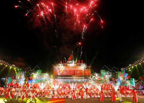 Chương trình văn nghệ chào mừng lễ hội. Ảnh: Lâm Khánh – TTXVN