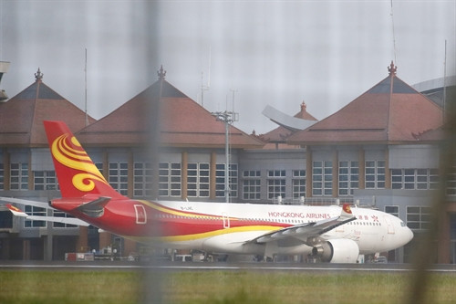 Máy bay của hãng hàng không Hong Kong Airlines hạ cánh khẩn cấp tại sân bay Denpasar, Bali, Indonesia ngày 7/5. AFP/TTXVN