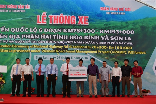 Đơn vị chủ đầu tư, thi công tặng quà an sinh xã hội cho 2 tỉnh Hòa Bình và Sơn La. Ảnh Công Luật-TTXVN Đơn vị chủ đầu tư, thi công tặng quà an sinh xã hội cho 2 tỉnh Hòa Bình và Sơn La. Ảnh Công Luật-TTXVN