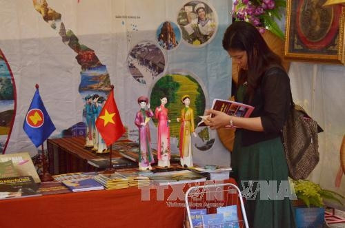 Pha tranh chấp bóng của cầu thủ hai đội. Ảnh: Hải Âu –TTXVN Pha tranh chấp bóng của cầu thủ hai đội. Ảnh: Hải Âu –TTXVN