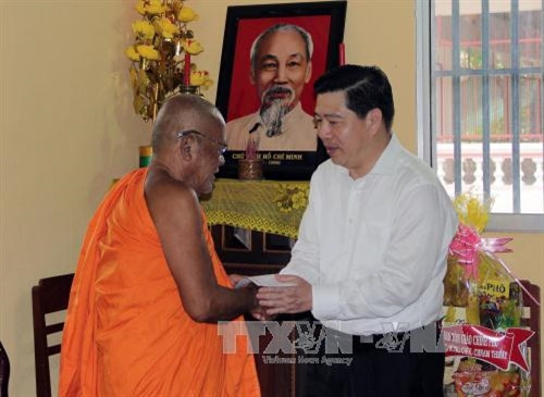 Ông Lê Sơn Hải thăm hỏi và chúc sức khỏe Hòa thượng Dương Nhơn, Phó Pháp Chủ Hội đồng Chứng minh Giáo hội phật giáo Việt Nam, Hội Trưởng Hội đoàn kết sư sãi yêu nước tỉnh Sóc Trăng. Ảnh: Trung Hiếu - TTXVN Ông Lê Sơn Hải thăm hỏi và chúc sức khỏe Hòa thượng Dương Nhơn, Phó Pháp Chủ Hội đồng Chứng minh Giáo hội phật giáo Việt Nam, Hội Trưởng Hội đoàn kết sư sãi yêu nước tỉnh Sóc Trăng. Ảnh: Trung Hiếu - TTXVN