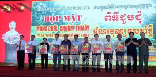 Lãnh đạo tỉnh Sóc Trăng tặng cho đồng bào Khmer tại buổi họp mặt. Ảnh: Trung Hiếu-TTXVN Lãnh đạo tỉnh Sóc Trăng tặng cho đồng bào Khmer tại buổi họp mặt. Ảnh: Trung Hiếu-TTXVN