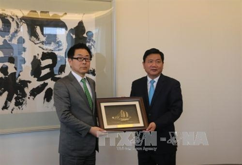 Ông Đinh La Thăng tặng quà cho Phó Chủ tịch cấp cao JICA Kazuhiko Koshikawa. Ảnh: Tiến Lực – TTXVN