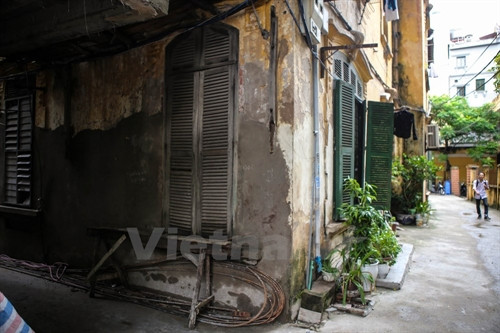 Ngôi nhà này nằm trong diện được bảo tồn nên người dân nơi đây không được cải tạo lại, chỉ được sửa tạm bợ để ‘chống đổ.’(Ảnh: Minh Sơn/Vietnam+)