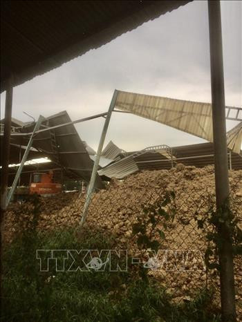 Mưa, dông lốc khiến nhà xưởng của một hộ dân ở xã Bình Thủy, huyện Châu Phú gần như đổ sập. Ảnh: Thanh Sang - TTXVN Mưa, dông lốc khiến nhà xưởng của một hộ dân ở xã Bình Thủy, huyện Châu Phú gần như đổ sập. Ảnh: Thanh Sang - TTXVN