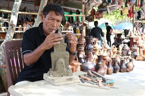 Biểu diễn chế tác mô hình tháp Chăm tại tháp Po Klong Garai, thành phố Phan Rang - Tháp Chàm. Ảnh: Nguyễn Thành - TTXVN