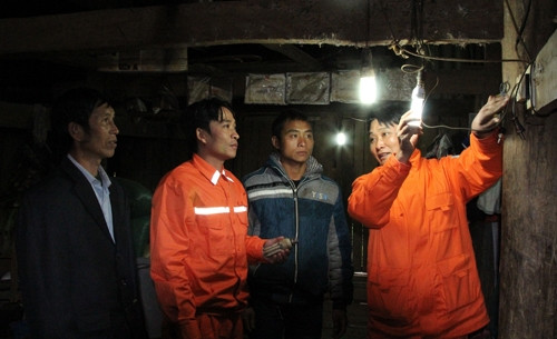 Khi ánh điện tỏa sáng vùng cao ảnh 1