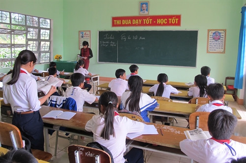 Tiết học của các em học sinh tại trường Trung học cơ sở Anh hùng Wừu. Tiết học của các em học sinh tại trường Trung học cơ sở Anh hùng Wừu.