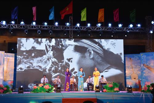 Các tiết mục công diễn tại bế mạc. Ảnh: Hoài Thu - TTXVN Các tiết mục công diễn tại bế mạc. Ảnh: Hoài Thu - TTXVN